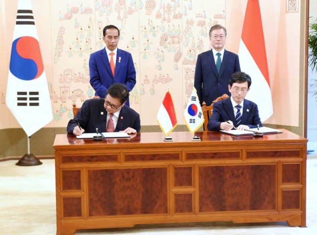 Indonesian Minister of Industry Airlangga Hartarto with NRC Chairman Kyoung Ryung Seong signed MoU on the application of Industry 4.0 witnessed directly by Indonesian President Joko Widodo and South Korean President Moon Jae-in