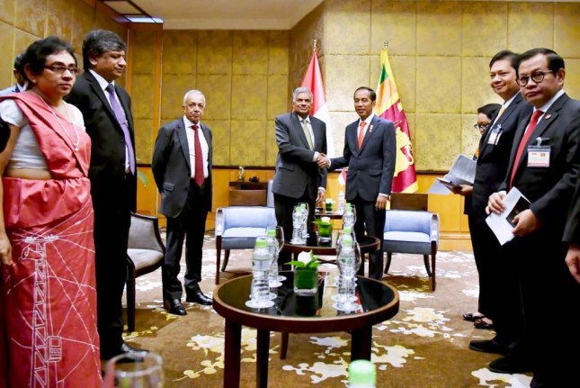 President Joko Widodo took a picture with Sri Lankan Prime Minister Ranil Wickremesinghe after holding a meeting on the sidelines of the World Economic Forum (WEF) on ASEAN in Hanoi, Vietnam (Photo: Presidential Press Bureau)
