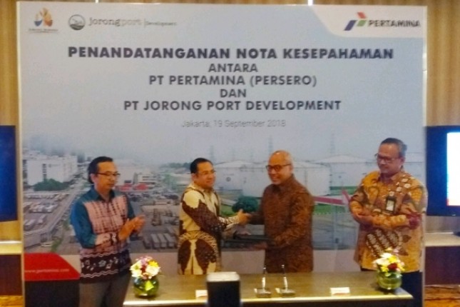 Corporate Marketing Director of PT. Pertamina (Persero) Basuki Trikora Putra together with President Director of PT Jorong Port Development Wishnu Soehardjo when signing the Memorandum of Understanding (Photo: Ridwan / Industry.co.id)