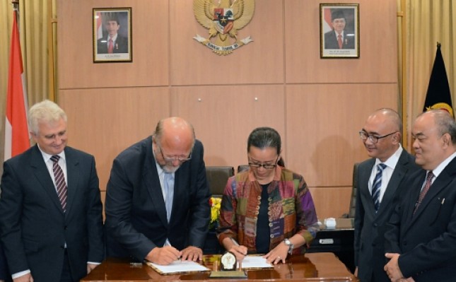 Gusti Kangjeng Ratu (GKR) Mangkubumi, General Chairperson of the DIY Kadin Gusti Kanjeng Ratu (GKR) Mangkubumi when signing the cooperation with Michal Stefl as Vice President of the Czech Republic Kadin (Photo: Kadin)