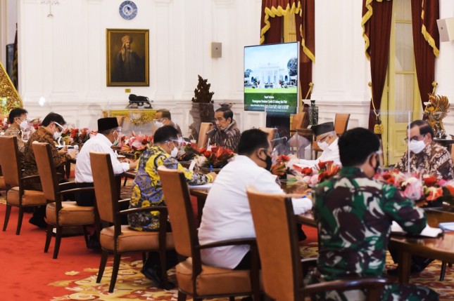 President Jokowi chairs a Limited Meeting on Handling of COVID-19 Pandemic ahead of Eid Al-Fitr 1442 Hijri, at the Merdeka Palace, Jakarta, Monday (19/4). (Photo by: PR of Cabinet Secretariat/Agung) 