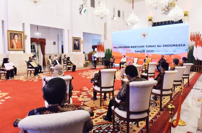 The launching of National Cash Assistance Program of 2021, at the State Palace, Jakarta. (Photo by: Cabinet Secretariat PR)