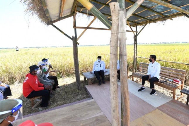 President Jokowi accompanied by Minister of Agriculture Syahrul Yasin Limpo and President Director of the State Logistic Agency (Bulog) Budi Waseso Plenary visited Indramayu (21/04/2021).