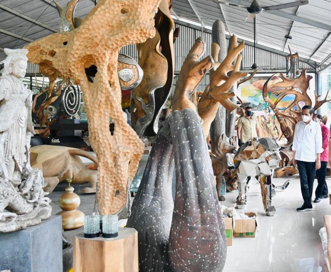 President Jokowi visiting a handicraft store in Ubud sub-district, Gianyar regency, Bali province, Tuesday (16/03). (Photo: Bureau of Press, Media, and Information of Presidential Secretariat/Laily Rachev)