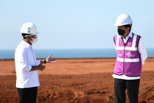 President Jokowi inspects Batang Integration Industrial Zone (21/04/2021). (Photo by: Press Media and Information Bureau of the Presidential Secretariat/Lukas)