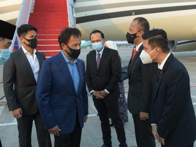 Sultan of Brunei Darussalam Hassanal Bolkiah, who is also the Chair of ASEAN for 2021, arrives in Indonesia, on Saturday (24/4). (Photo by: Presidential Secretariat/Kris)