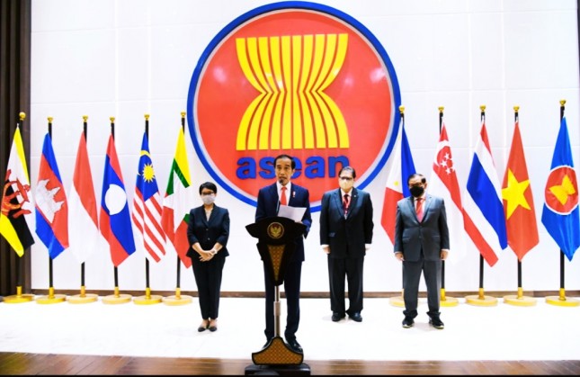 President Jokowi delivering press statement after attending ASEAN Leaders’ Meeting, Saturday (24/04/2021), at ASEAN Secretariat in Jakarta.