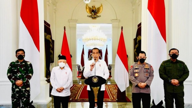 President Jokowi delivering press statement at Merdeka Palace in Special Capital Region of Jakarta, Monday (26/04). (Photo: Bureau of Press, Media, and Information of Presidential Secretariat)