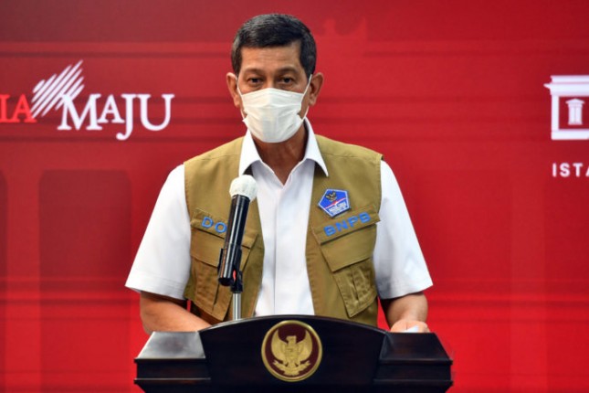 Chairperson of COVID-19 Task Force Doni Monardo delivers a statement after a Limited Cabinet Meeting on COVID-19 handling at the Presidential Office, Jakarta, Monday (26/04). Photo by: PR of Cabinet Secretariat/ Rahmat