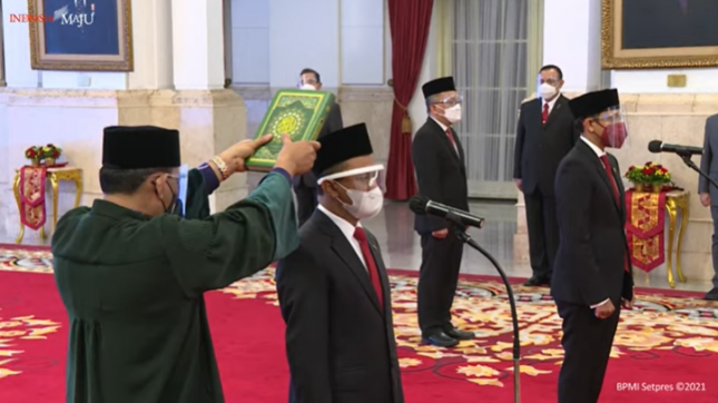 The inauguration of Minister of Investment/Head of the BKPM, Minister of Education, Culture, Research and Technology, and Head of the BRIN on Wednesday (28/04) at the State Palace, Jakarta. Image Source: YouTube Channel of Presidential Secretariat
