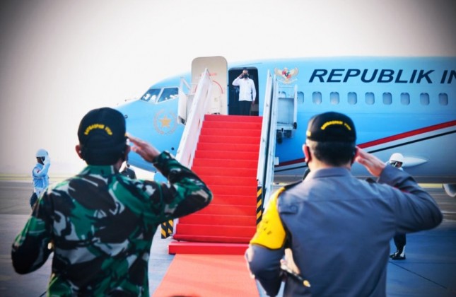 President Jokowi before taking off from Halim Perdanakusuma Air Force Base, Jakarta. (Photo by: Presidential Secretariat/ Laily)