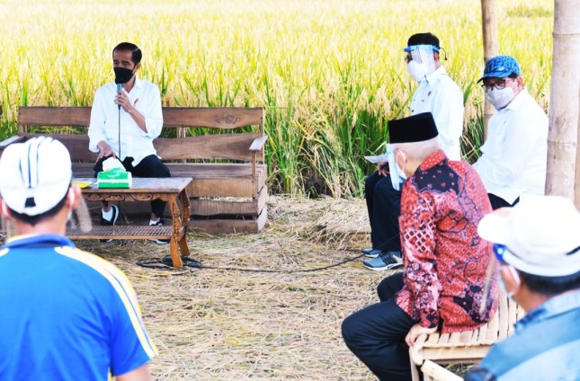 President Jokowi has a discussion with local farmers in Malang regency (29/04/2021)