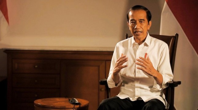 President Jokowi deliverers a press statement at Bogor Presidential Palace, West Java province, Sunday (02/05/2021). (Photo: Bureau of Press, Media, and Information of Presidential Secretariat)