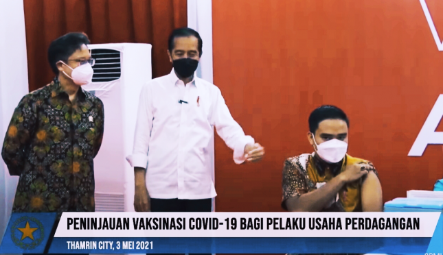 President Jokowi, accompanied by Minister of Health Budi G. Sadikin, inspects the implementation of mass COVID-19 vaccination in Thamrin City, Jakarta Province. (Source: Screenshot of Presidential Secretariat YouTube Video)