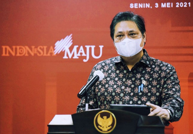 Chairperson of COVID-19 Handling and National Economic Recovery Committee Airlangga Hartarto delivers a press statement after joining a limited meeting on the handling of COVID-19, on Monday (3/5), in Jakarta. (Photo by: PR/ Agung)