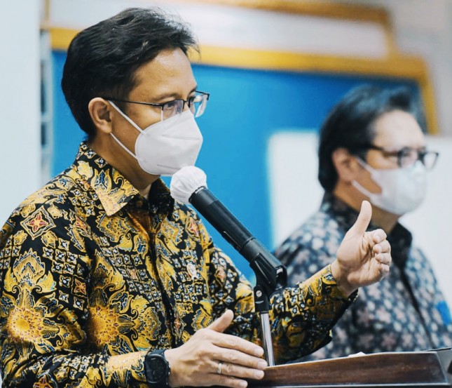 Minister of Health Budi G. Sadikin and Chairperson of the Working Committee for COVID-19 Handling and National Economic Recovery (KPC-PEN) Airlangga Hartarto