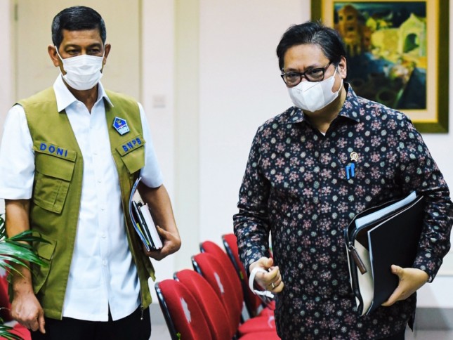 Chairperson of COVID-19 Handling and National Economic Recovery Committee Airlangga Hartarto (center) and Chairperson of COVID-19 National Working Committee Doni Monardo (left), in Jakarta (3/5). (Photo by: PR/ Agung)