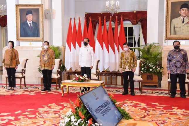 President Jokowi, Minister of Finance Sri Mulyani, Head of National Development Planning Agency Suharso Monoarfa, Minister of Home Affairs Tito Karnavian, and Cabinet Secretary Pramono Anung