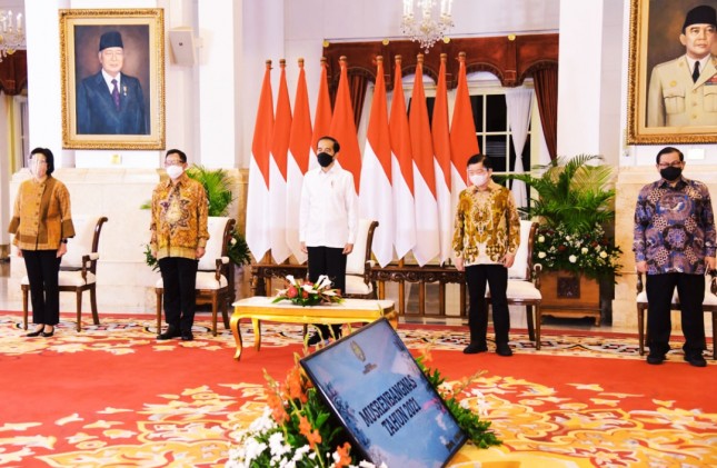 President Jokowi accompanied by Home Affairs Minister, Finance Minister, National Development Planning Minister/Head of Bappenas, and Cabinet Secretary at the opening of the National Development Planning Forum