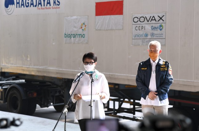Minister of Foreign Affairs Retno Marsudi delivering press statement on the arrival of 1.39 million doses of ready-to-use AstraZeneca vaccine at Soekarno Hatta Airport (Photo: Bureau of Press, Media, and Information of Presidential Secretariat/Lukas)