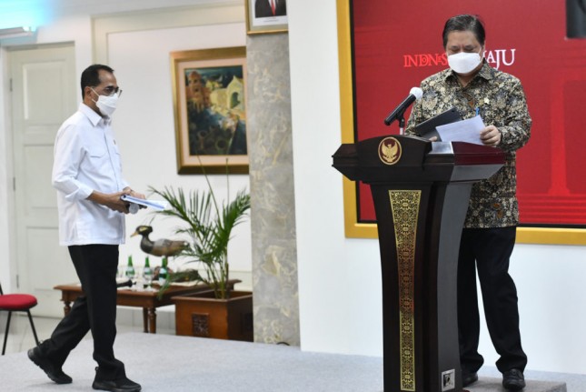 Chairperson of COVID-19 Handling and the National Economic Recovery Committee Airlangga Hartarto and Minister of Transportation Budi Karya Sumadi deliver press statement on Monday (10/5) in Jakarta (Photo by: Cabinet Secretariat/Rahmat)