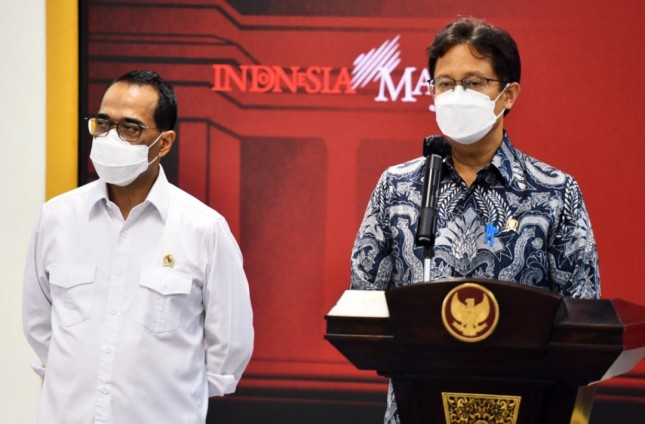 Minister of Health Budi Gunadi Sadikin and Minister of Transportation Budi Karya Sumadi deliver a press statement after attending a Limited Meeting, Jakarta, Monday (10/5) (Photo by: Public Relations of Cabinet Secretariat/Rahmat)