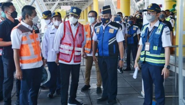 Minister of Transportation Budi Karya Sumadi inspected transportation service during the mudik ban period (11/05/2021). (Photo by: PR of Ministry of Transportation)