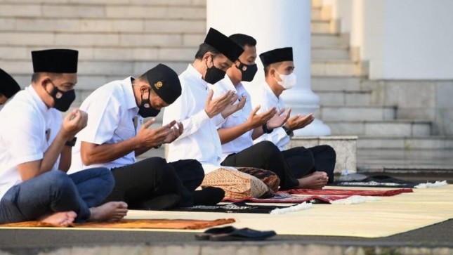 President Jokowi performs Eid al-Fitr 1442 Hijri prayer in the yard of the Main Building of the Bogor Presidential Palace, West Java, Thursday (13/5). (Photo by: Secretariat President/Lukas)