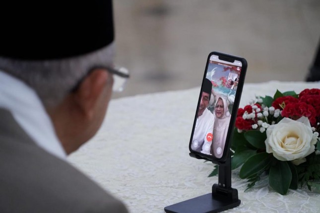 President Jokowi and First Lady Iriana meet virtually with Vice President Ma’ruf Amin and his spouse Wury on Eid day from the Bogor Presidential Palace, West Java, Thursday (13/05). (Photo by: Vice Presidential Secretariat/Iwan)