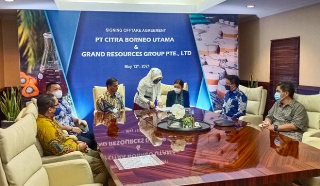 The signing situation of an offtake agreement, PT Citra Borneo Utama (CBU) and Grand Resources Group (Singapore) Pte, Ltd. (Photo: PT Sawit Sumbermas Sarana Tbk Public Relations)