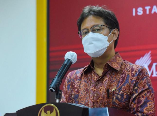 Minister of Health Budi Gunadi Sadikin delivers press statement after joining a limited meeting led by President Jokowi on the handling of COVID-19 pandemic, on Monday (17/5), in Jakarta. (Photo by: PR/ Agung)