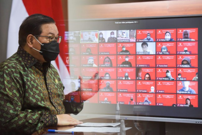 Cabinet Secretary Pramono Anung delivers remarks during Cabinet Secretariat virtual halal bihalal (post Eid al-Fitr gathering), Tuesday (18/05). Photo by: PR/Agung 