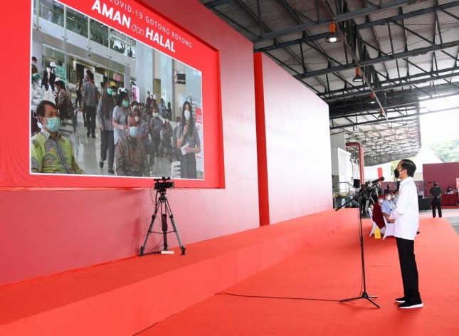 President Jokowi observes Gotong Royong vaccine rollout for employees of a number of companies through video conference, on Tuesday (18/6). (Photo by: Presidential Secretariat/ Lukas)