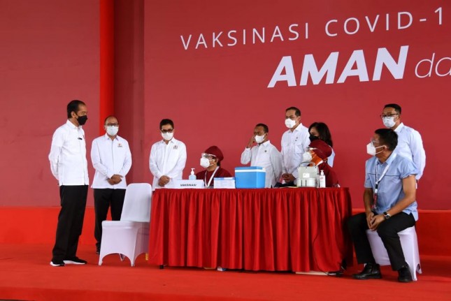 President Jokowi, Gotong Royong vaccine rollout for employees of a number of companies, on Tuesday (18/6), at PT Unilever Indonesia’s factory, in Jababeka Industrial Estate in Bekasi, (Photo by: Presidential Secretariat/ Lukas)