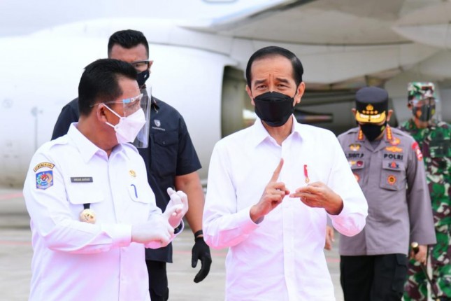 President Jokowi arrives at Raja Haji Fisabilillah International Airport, Riau Islands Province, Wednesday (19/05). (Photo by: Presidential Secretariat/Muchlis Jr)
