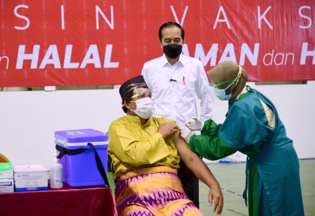 President Jokowi inspected mass COVID-19 vaccination at Pekanbaru Sports Arena in Pekanbaru city, Riau province (19/05/2021). (Photo by: Press Media and Information Bureau of the Presidential Secretariat/Muchlis Jr)