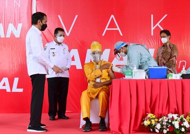 President Jokowi inspects the implementation of mass COVID-19 vaccination program held at PT Bintan Inti Industrial Estate (BIIE), Bintan Regency, Riau Islands, Wednesday (19/5). (Photo by: Presidential Secretariat Press Bureau/Muchlis Jr)