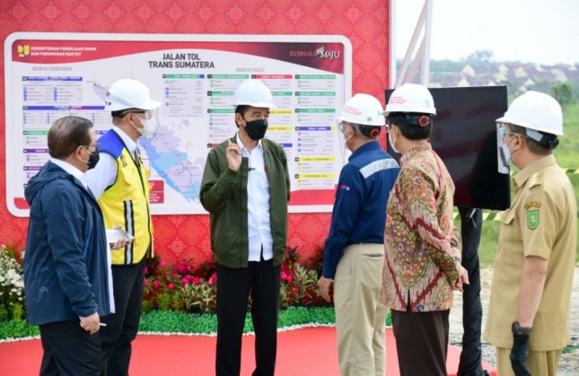 President Joko “Jokowi” Widodo inspected the construction of the Pekanbaru – Bangkinang toll road Riau province, Wednesday (19/5), (Photo by: BPMI Setpres/Muchlis Jr)