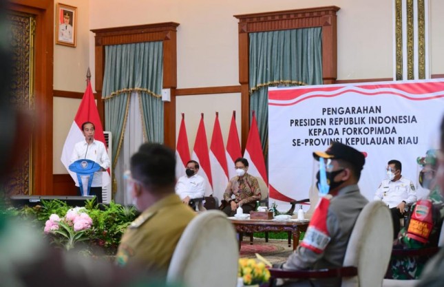 President Jokowi gave directives to representatives of the Riau Islands Leadership Communication Forum (Forkopimda) (19/05/2021). (Photo by: Press Media and Information Bureau of the Presidential Secretariat/Muchlis Jr)