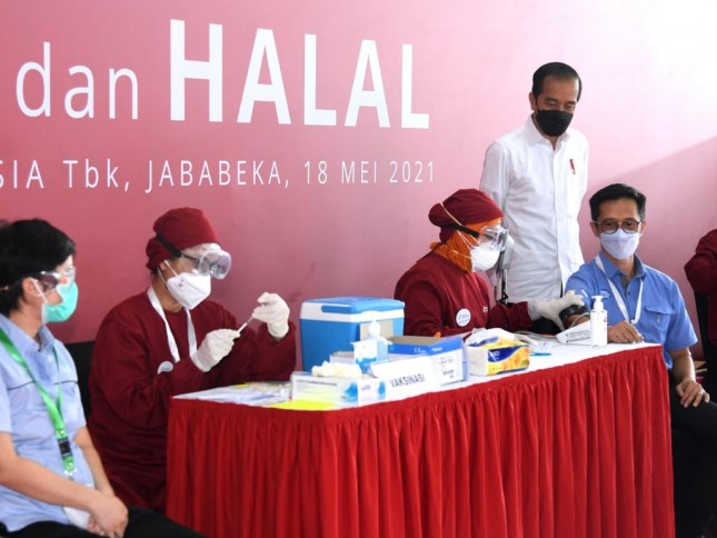 President Jokowi inspects the implementation of mutual cooperation vaccination program at PT Unilever Indonesia, Cikarang, West Java, Tuesday (18/05). (Photo by: BPMI of Presidential Secretariat/Lukas)