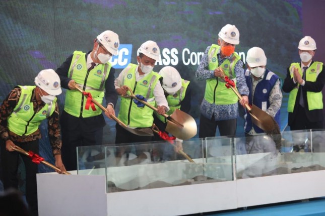 Groundbreaking of PT KCC Glass Indonesia at the Batang Integrated Industrial Zone, Central Java province, Thursday (20/5). (Photo: PR of Central Java Provincial Government)