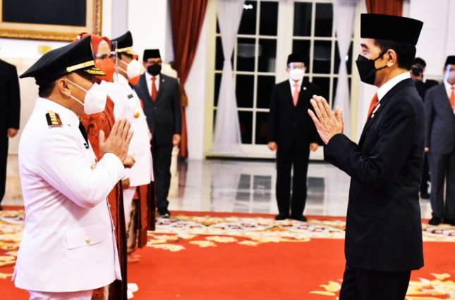 President Jokowi greets Governor of Central Kalimantan for 2021-2024 term Sugianto Sabran, Tuesday (25/5), at the State Palace, Jakarta. (Photo by: PR of Cabinet Secretariat/Rahmat)