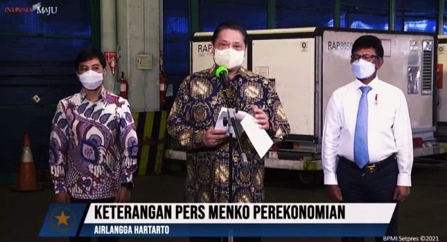 Coordinating Minister for Economic Affairs Airlangga Hartarto delivers a press statement on the arrival of vaccine at Soekarno-Hatta airport, Tangerang, Tuesday (25/5). (Photo: Screenshot of Presidential Secretariat YouTube account)