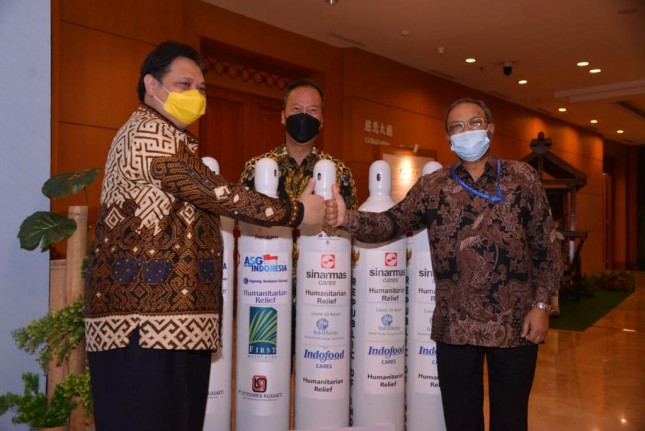 Coordinating Minister for Economic Affairs Airlangga Hartarto (left) before sending 2,000 oxygen cylinders to India, Friday (28/5). (Photo by: Coordinating Ministry for Economic Affairs Public Relations)