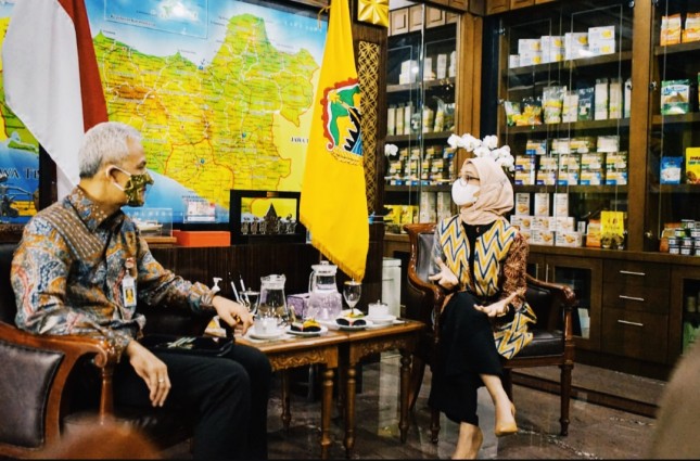 Presidential Special Staffer Angkie Yudistia meets with Governor of Central Java Ganjar Pranowo, at the Governor’s office, Semarang, on Wednesday (2/6). (Photo by: Presidential Special Staffer Team)