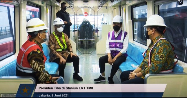 President Jokowi observes the progress of LRT project in Jakarta. (Photo taken from Presidential Secretariat’s YouTube channel)