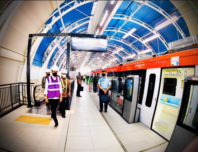 President Jokowi inspects the first stage of Jabodebek LRT construction, Wednesday (09/06/2021) morning. (Photo: Bureau of Press, Media, and Information of Presidential Secretariat/Laily Rachev)