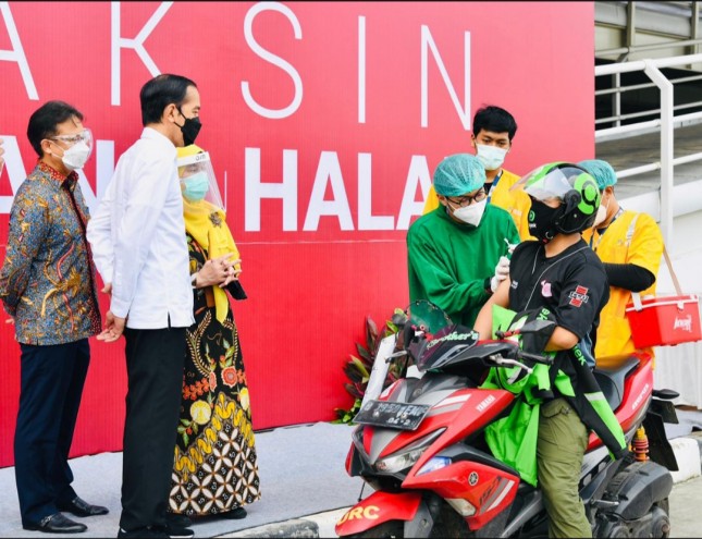 President Jokowi inspects mass COVID-19 vaccination at RSUI Depok, West Java, Wednesday (9/6). (Photo by: BPMI/Muchlis Jr)