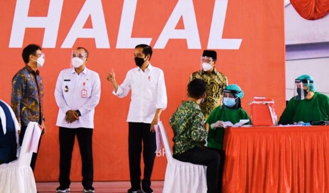 President Jokowi inspects mass vaccination at Indoor Stadium of KElapa Dua Sport Center in Tangerang regency, Banten province, Wednesday (09/06/2021). (Photo: Bureau of Press, Media, and Information of Presidential Secretariat/Muchlis Jr)