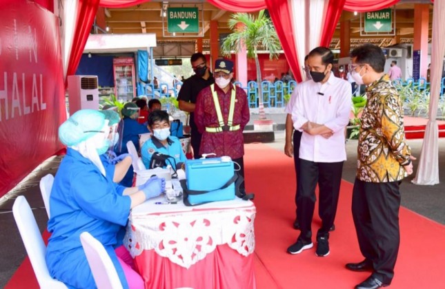 President Jokowi on Thursday (10/06) inspected mass COVID-19 vaccination at Kampung Rambutan Bus Station, Jakarta. Photo by: BPMI of Presidential Secretariat/ Muchlis Jr